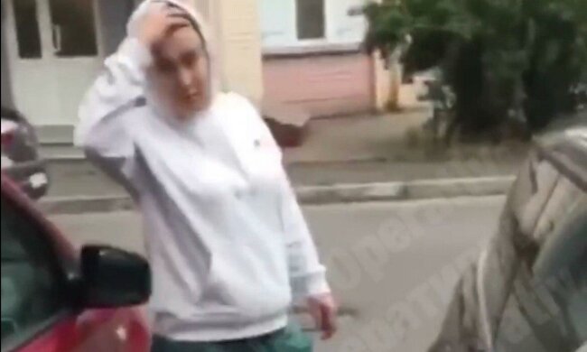 В Киеве ушлая "сказочница" пыталась попасть в чужое авто – вагон отговорок и шоу для копов