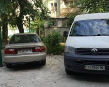 Нахабні автомобілісти в Одесі закатали бетоном газон (фото)