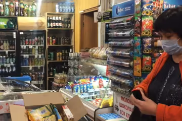 Запорожцы пустили по кругу потрепанную маску в супермаркете - обчихали всей толпой