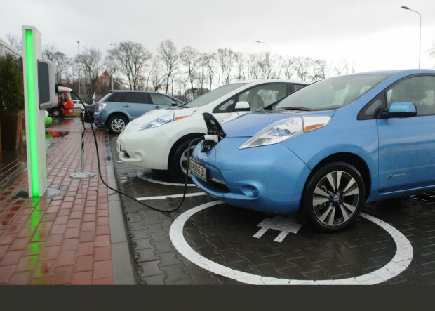 Отдельная полоса и зеленые номера: электромобили в Украине медленно вытесняют евробляхи, к чему готовиться