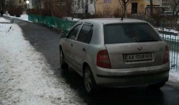 Герой парковки отжал тротуар у киевлян
