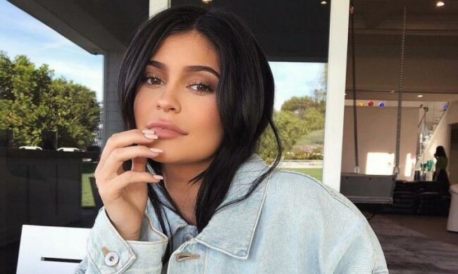 Широкая талия и упавшая грудь: тело Кайли Дженнер без фотошопа не даст вам сомкнуть глаз