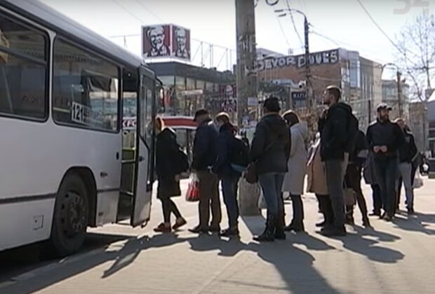 Дніпро оживає і виходить з карантину - запрацював громадський транспорт, але не для всіх