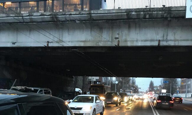 У Києві руйнується Дегтярівський шляхопровід, фото: ТСН