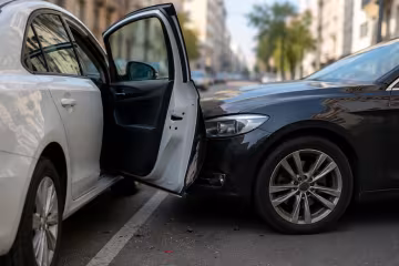 Открытые двери авто на дороге