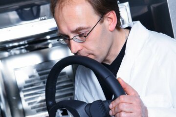 Сотрудник Audi, carscoops