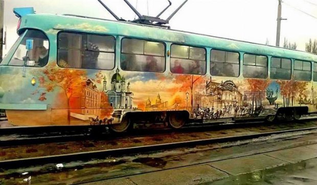 Осенним Киевом украсили столичный трамвай (фото)