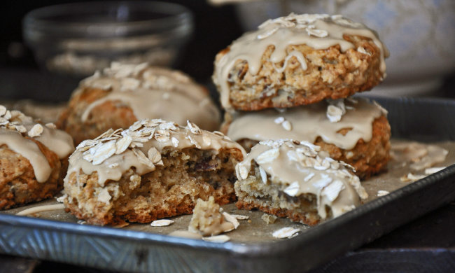 Булочки с кленовым сиропом и орехами: рецепт для всей семьи