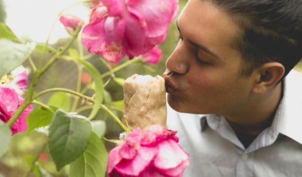 Хлопець заручився з бутербродом і виклав історію кохання в інтернет (фото)