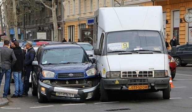 У центрі Одеси зіткнулися позашляховик і маршрутка (фото)