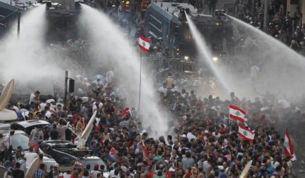 Ливанцы вторые сутки протестуют против мусора на улицах