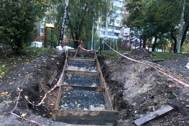 Киевские коммунальщики разрушили двор и исчезли, Виноградарь кипит