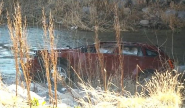 Автомобиль упал в реку в Закарпатье, четверо человек погибли