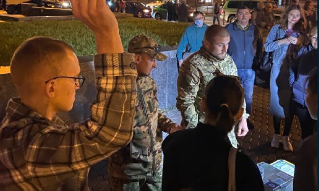 На Майдане "работали" псевдоволонтеры, скриншот: X