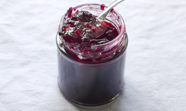 Рецепт вишневого джему з фундуком у сезон консервації