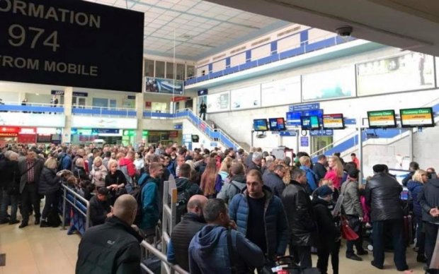Стихія вирує: пасажири стали бранцями аеропорту