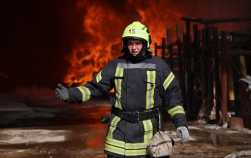 Рятувальники ДСНС ліквідовують пожежу після російського обстрілу