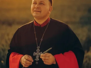 Священник Олексій Філюк розповідає про традицію передавати обручальні кільця