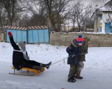 Зірка "Лісапетного батальйону" Фаліон згадала дитинство і "запрягла" онуків в санки: "Хочу і боюся"