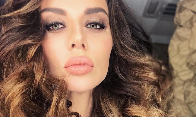 "А где трусики?" Седокова вывалила свои булки на сына