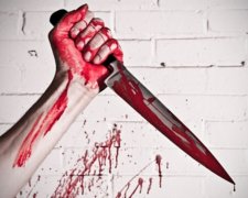 Жінка з ножем напала на священика в Києві