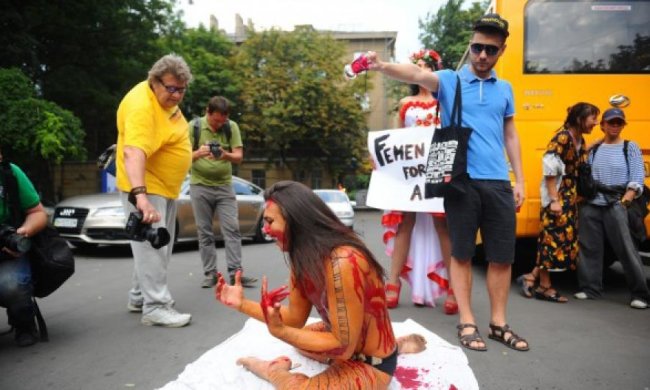 Эпатажному активисту Femen отрезали пальцы