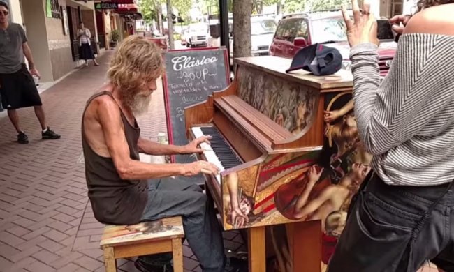 Безпритульного піаніста  відправлять до університету (відео)