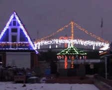 Прикрашання будинку на Новий рік: фото скрін Ютуб