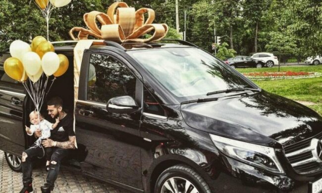 Тіматі подарував дворічній донці автомобіль