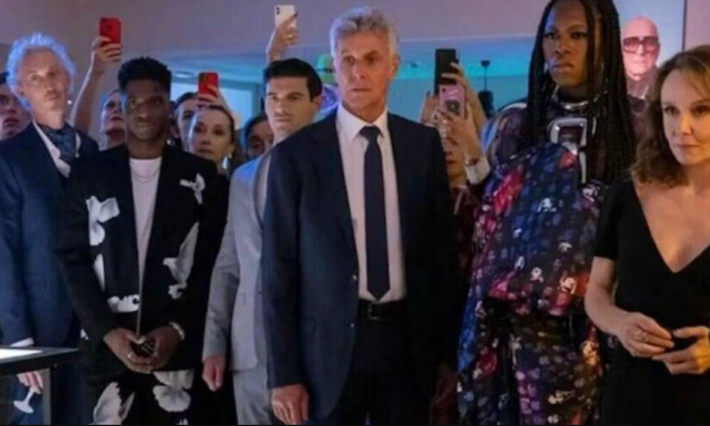 Кадр из сериала "Эмили в Париже"