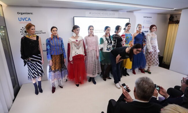 Древняя гуцульская музыка с современной графикой: украинка впечатлила элиту мировой политики