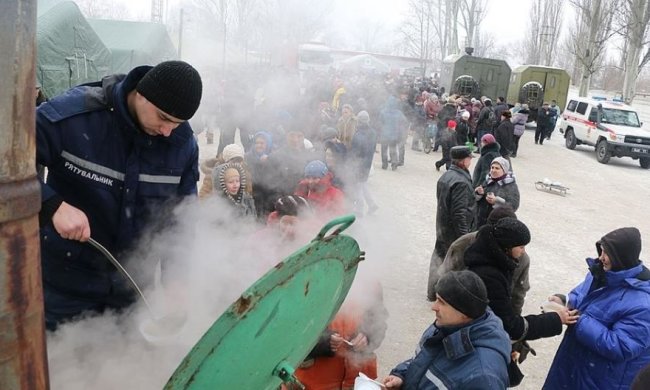 Из полуразрушенной Авдеевки продолжают эвакуировать людей