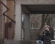 Женщина осталась без дверей из-за отказа продать квартиру соседям - "Сорвал с петель и пинал по улице"