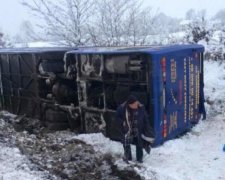 Переполненный автобус улетел в кювет на Львовщине, много пострадавших