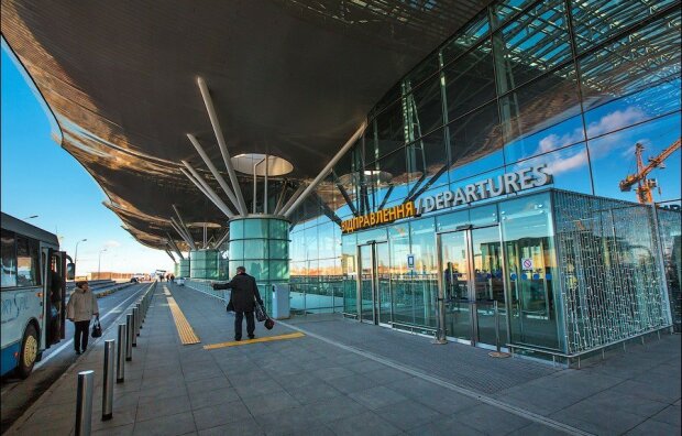 Никто никуда не летит: сотни туристов застряли в аэропортах Украины и Египта из-за ЧП в "Борисполе"