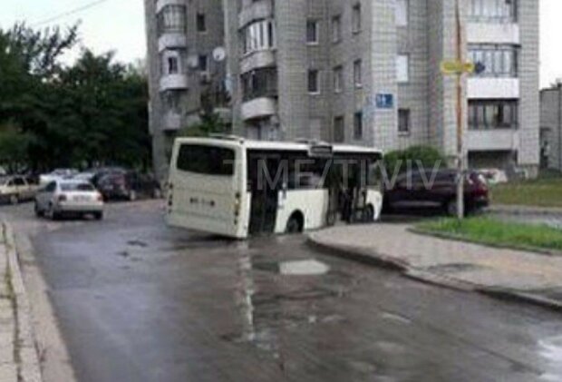Во Львове автобус с людьми ушел под землю, пассажиры позеленели: "Спаси, Господи!"