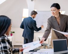Самотня мати з дитиною на роботі
