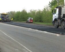 В Запоріжжі комунальники познущалися над асфальтом під проливним дощем