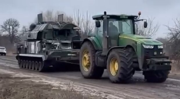 Украинские трактористы продолжают пополнять запасы ЗСУ: теперь в "кармане" реактивные снаряды