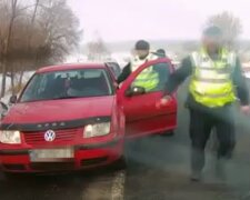 Жінка народила за кермом, кадр з відео: Facebook поліція Волинської області