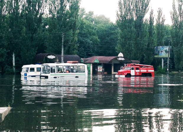 Из-за жуткого ливня пассажирский автобус ушел под воду: видео