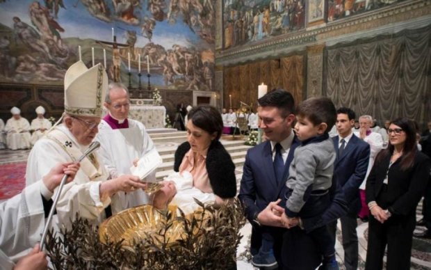 Ничего постыдного: Папа Римский разрешил женщинам оголять грудь в церкви
