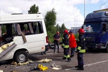 ДТП повністю паралізувала трасу Київ-Чоп: 5 авто розбилися вщент, не залишилося ні шансу