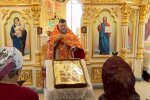 Священник на службі у храмі, кадр з відео