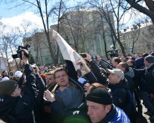 Ченці в камуфляжі, оточення Нацгвардією, бійка під гімн: як пройшов мітинг Порошенка в центрі Києва