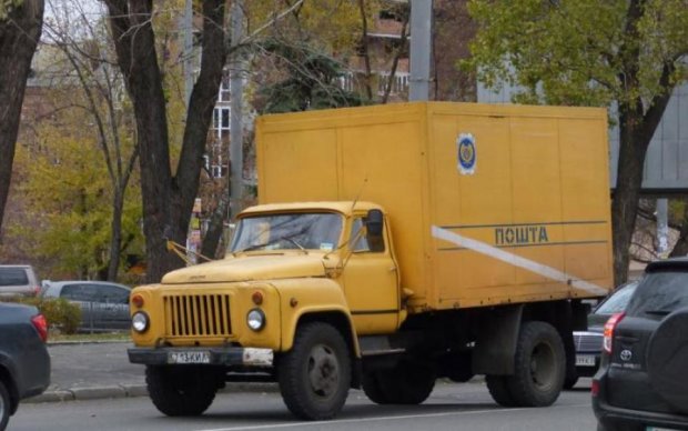 Вантажівка Укрпошти двічі переїхала киянку: відео
