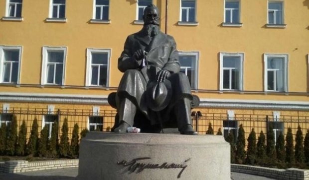 Вандалы надругались над "ничейным" памятником Грушевского в Киеве