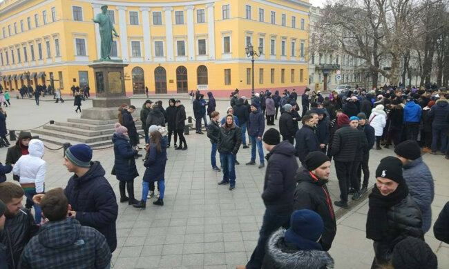"Хочемо працювати в Україні!": десятки заробітчан в Одесі поставили дружків Труханову жорсткий ультиматум