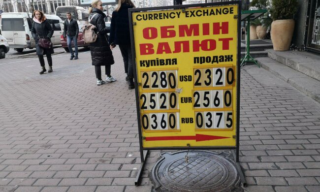 Курс валют сьогодні роз’ятрить душу українцям: гривня, долар і євро влаштують скажені гонки