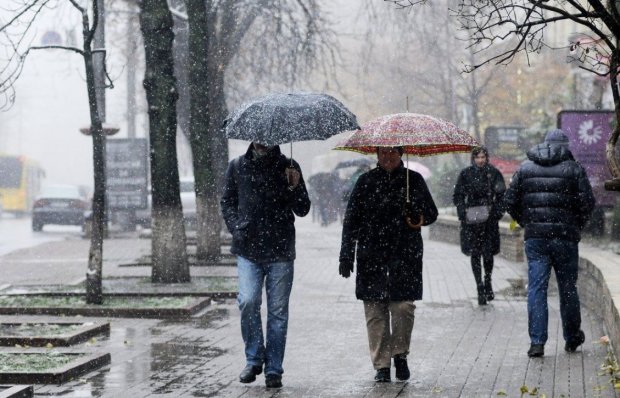 Синоптики б'ють на сполох, в Україну повертається сніг: люта стихія вируватиме увесь тиждень